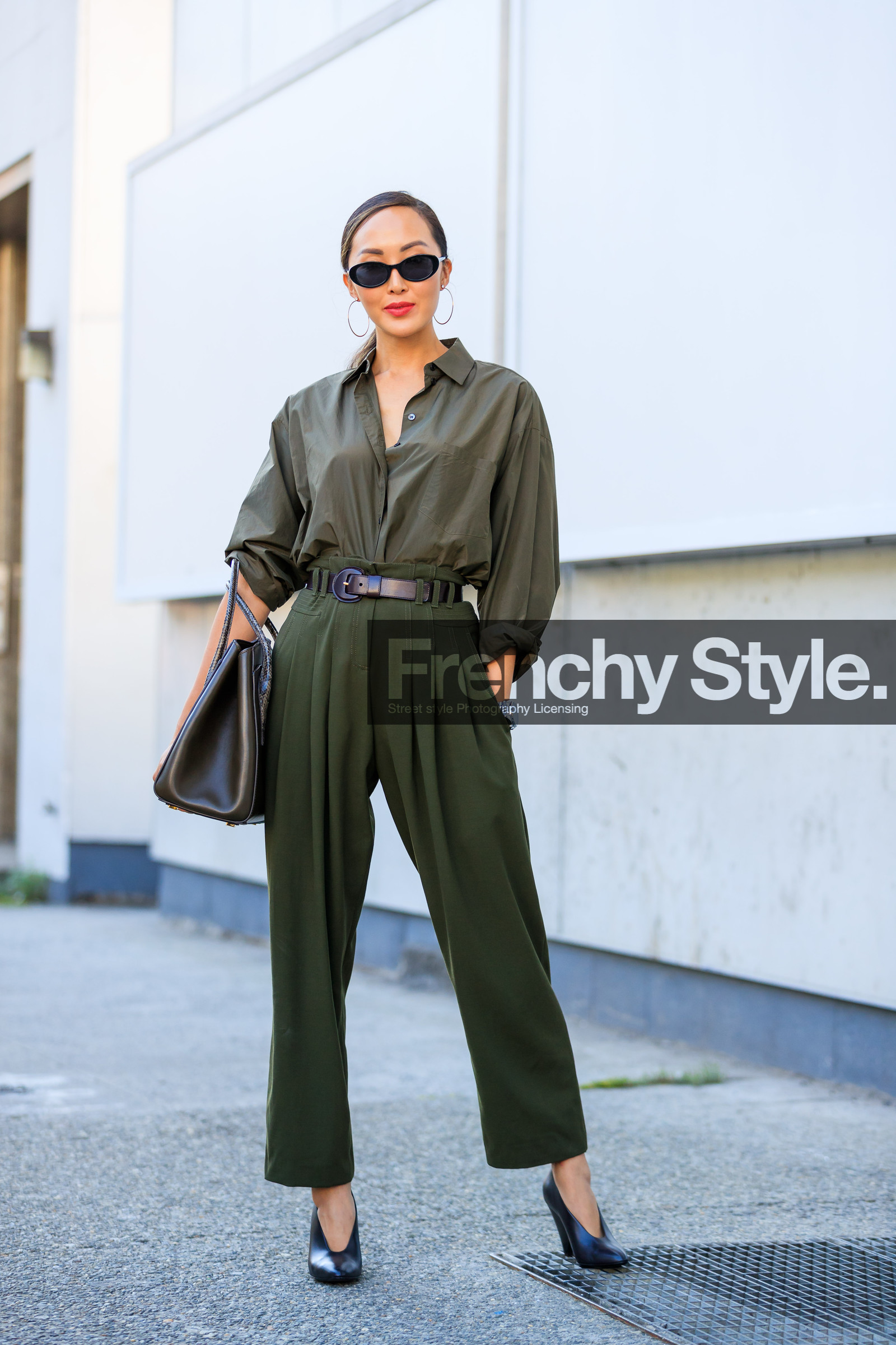 black shoes, Chriselle Lim, fashion week, frenchystyle, full length, FW, green bag, green pants, green shirt, high heels, high waist, jonathan paciullo, leather bag, leather shoes, NEW YORK, NYFW, SPRING SUMMER 2018, SS 18, street style, sunglasses, tone on tone, total look green, trousers, vertical