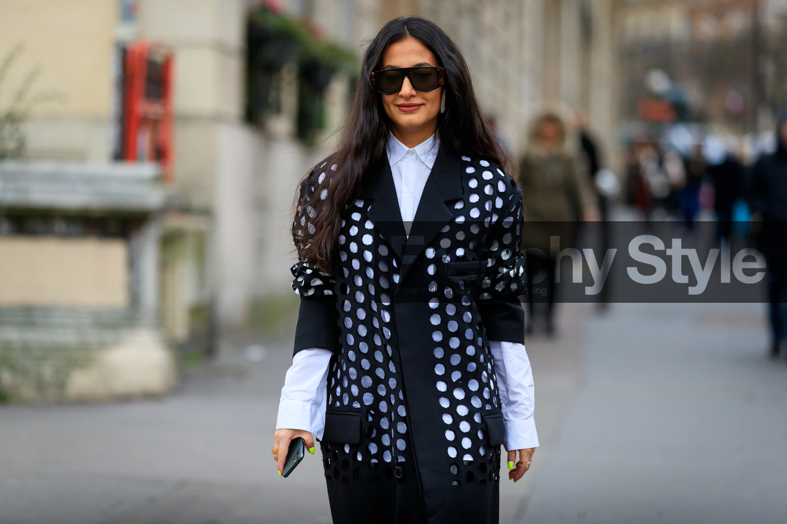 nausheen shah, scale sunglasses, geometric shape glasses, big sunglasses, white shirt, black jacket, black coat, openwork coat, openwork jacket, short sleeves coat, short sleeves jacket, fashion week, frenchystyle, FW, jonathan paciullo, street style, PFW, PARIS, AUTUMN WINTER 2020-2021, FALL WINTER 2020-2021, FW 20-21, horizontal, detail, atmosphere details