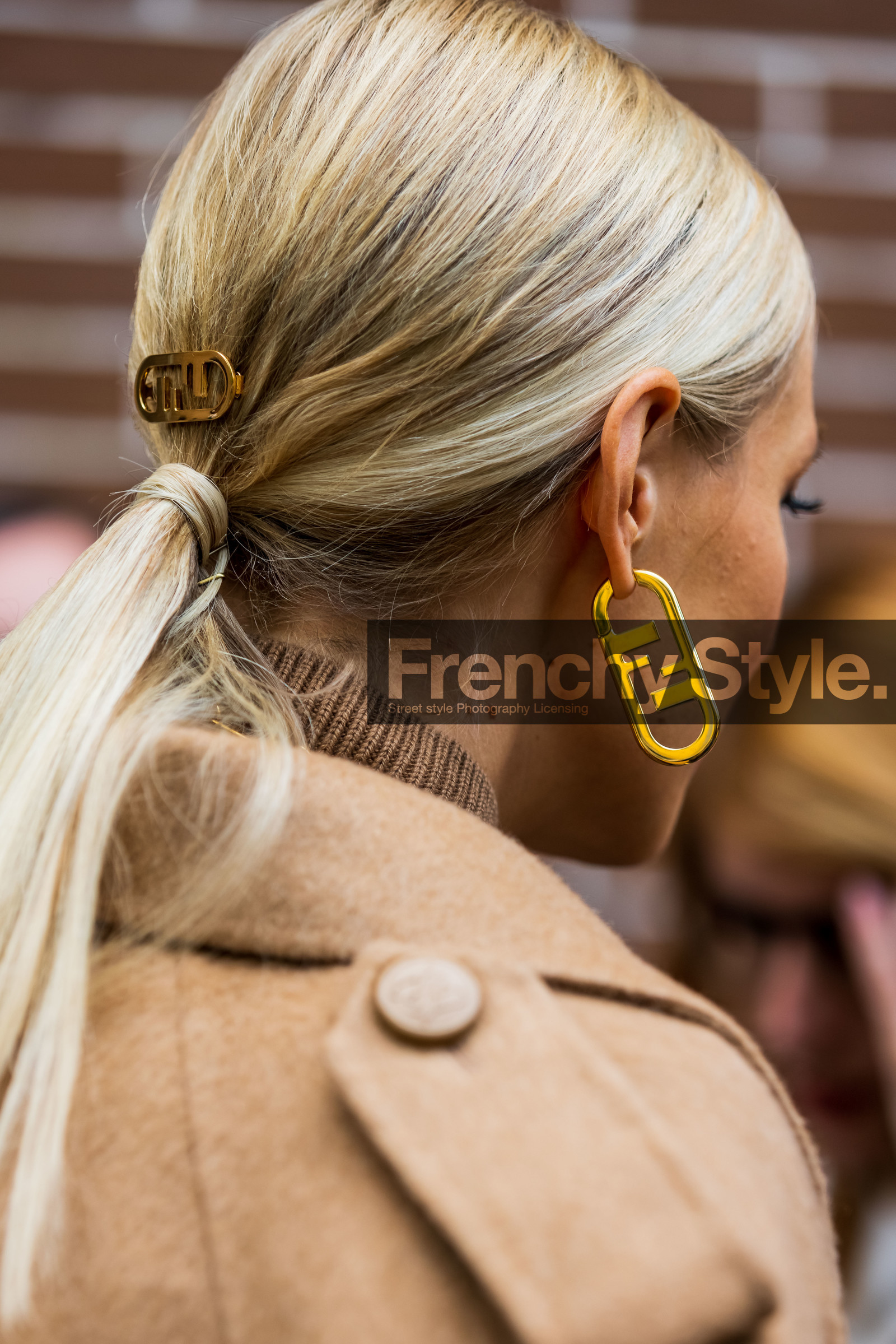 back details, details, fendi earrings, fendi jewellery, gold earrings, hair details, Leonie Hanne, fashion week, frenchystyle, FW, jonathan paciullo, street style, MFW, MILAN, SPRING SUMMER 2022, SS 22, vertical, atmosphere details, detail