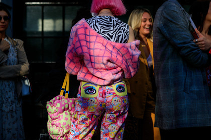 pink total look, pink hair, pink pants, pink bag, pink jacket, animal print top, sleeveless top, fur jacket, printed fur jacket, eyes printed pockets, printed pants, manga printed pants, floral printed bag, pink and yellow bag, fashion week, frenchystyle, FW, jonathan paciullo, street style, atmosphere details, horizontal, detail
