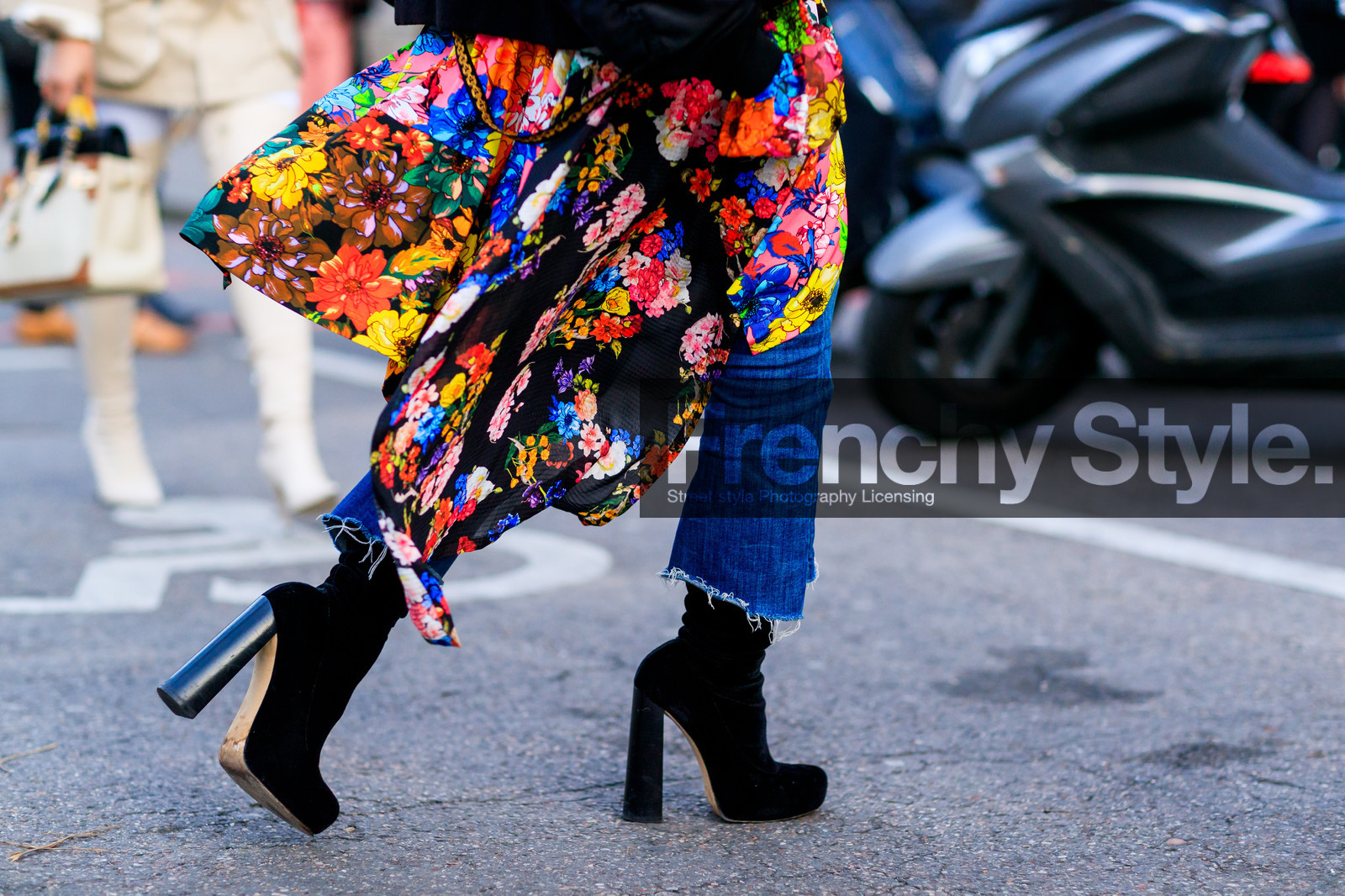 atmosphere details, AUTUMN WINTER 2017-2018, AW 17-18, back detail, black boots, black shoes, blue denim, denim pants, detail, FALL WINTER 2017-2018, fashion week, floral, flowers, frenchystyle, FW, FW 17-18, high heels, horizontal, jeans, jonathan paciullo, leather shoes, multicolor shirt, PARIS, PFW, printed shirt, street style, Tiffany Hsu, trousers