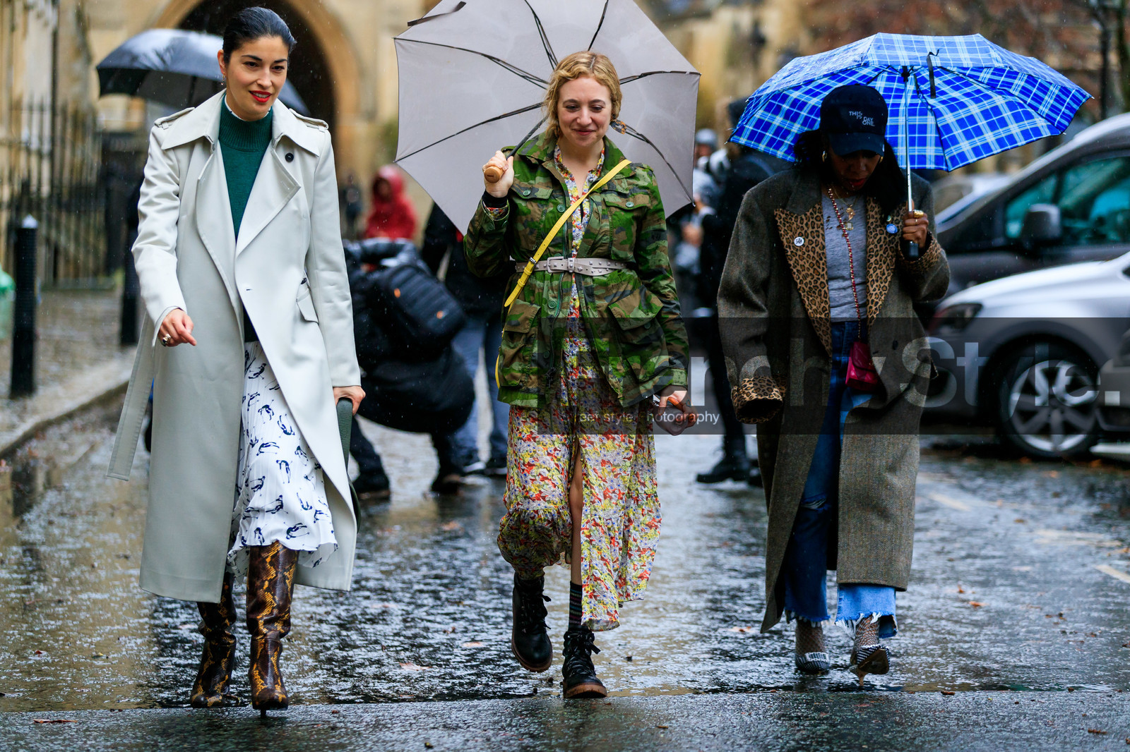 white trench coat, white skirt, pleated skirt, long skirt, long dress, printed skirt, floral printed dress, green pullover, brown leather boots, high boots, animal skin boots, button dress, military jacket, military printed jacket, kaki jacket, belted jacket, crossbody bag, beige leather belt, multicolor dress, leopard printed coat, herringbone printed coat, kaki coat, oversize coat, blue jeans, denim, used jeans, fashion week, frenchystyle, FW, jonathan paciullo, street style, LFW, LONDON, AUTUMN WINTER 2020-2021, FALL WINTER 2020-2021, FW 20-21, horizontal, atmosphere details, full length