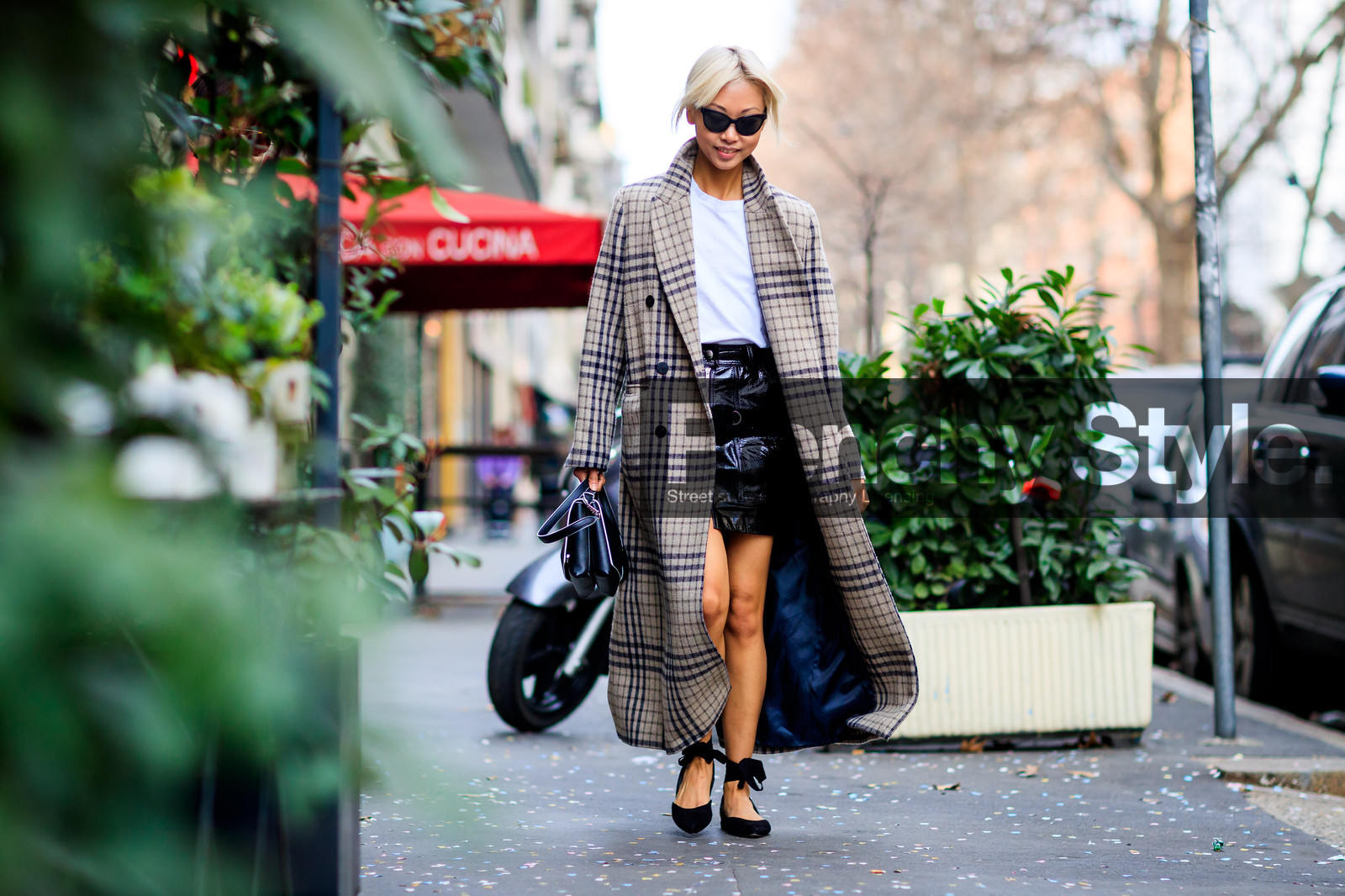 atmosphere details, AUTUMN WINTER 2017-2018, AW 17-18, beige coat, black bag, black shoes, black skirt, checked coat, FALL WINTER 2017-2018, fashion week, frenchystyle, full length, FW, FW 17-18, graphic coat, graphic jacket, horizontal, jonathan paciullo, leather bag, leather shoes, leather skirt, MFW, MILAN, plaid, printed coat, printed jacket, street style, sunglasses, vanessa hong, varnished leather, vinyl, white t shirt