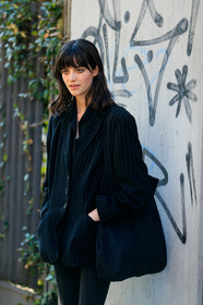 model, black jacket, black shirt, black pants, striped pants, black bag, shopping bag, fashion week, frenchystyle, FW, jonathan paciullo, street style, MFW, MILAN, AUTUMN WINTER 2020-2021, FALL WINTER 2020-2021, FW 20-21, vertical, atmosphere details, detail
