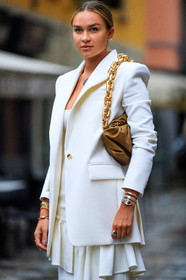 white total look, white jacket, white top, white skirt, ruffle skirt, mid long skirt, cropped top, nina suess, street style, jonathan paciullo, FW, frenchystyle, fashion week, MFW, MILAN, SPRING SUMMER 2021, SS 21, vertical, detail