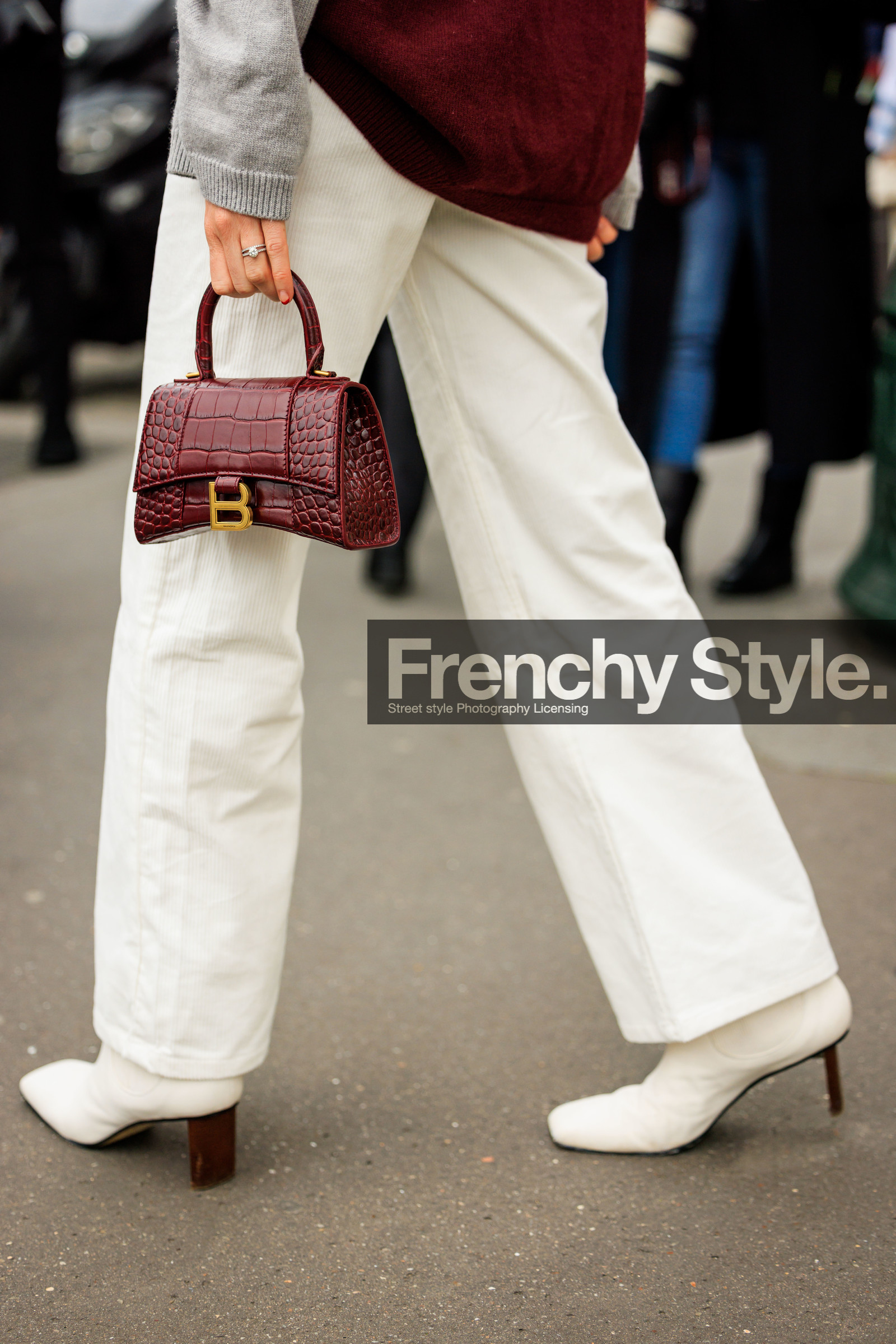 white trouser, flared pants, hourglass bag, balenciaga bag, leather bag, mini bag white boots, details, astrid boutrot, street style, jonathan paciullo, FW, frenchystyle, fashion week, AUTUMN WINTER 2022-2023, FALL WINTER 2022_2023, FW 22-23, PFW, PARIS, vertical, detail