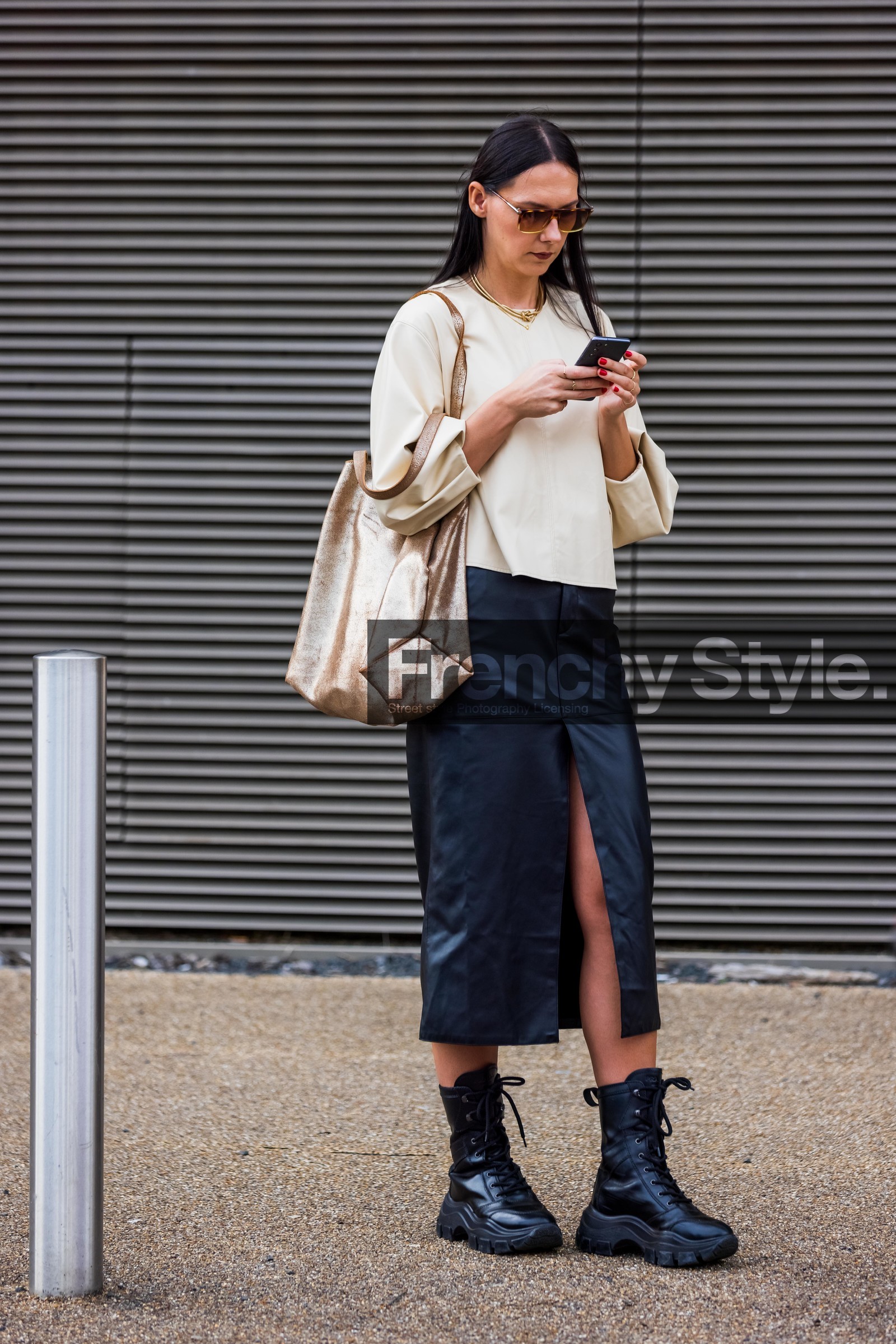 London, Bags, tote bag, midi skirt, skirt, boots, sunglasses, military boots, necklace, fashion week, frenchystyle, FW, jonathan paciullo, street style, SPRING SUMMER 2022, SS 22, LFW, vertical, full length