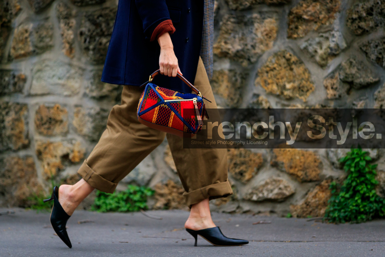 jukia, julia haghjoo, sharp end shoes, black leather slippers, beige pants, cropped pants, kitten heels slippers, loewe bag, checked bag, hand bag, red bag, navy blue leather bag, camel leather bag, multicolor bag, bag detail, legs detail, shoes detail, close up detail, loose pants, fashion week, frenchystyle, FW, jonathan paciullo, street style, PFW, PARIS, AUTUMN WINTER 2020-2021, FALL WINTER 2020-2021, FW 20-21, horizontal, detail, atmosphere details