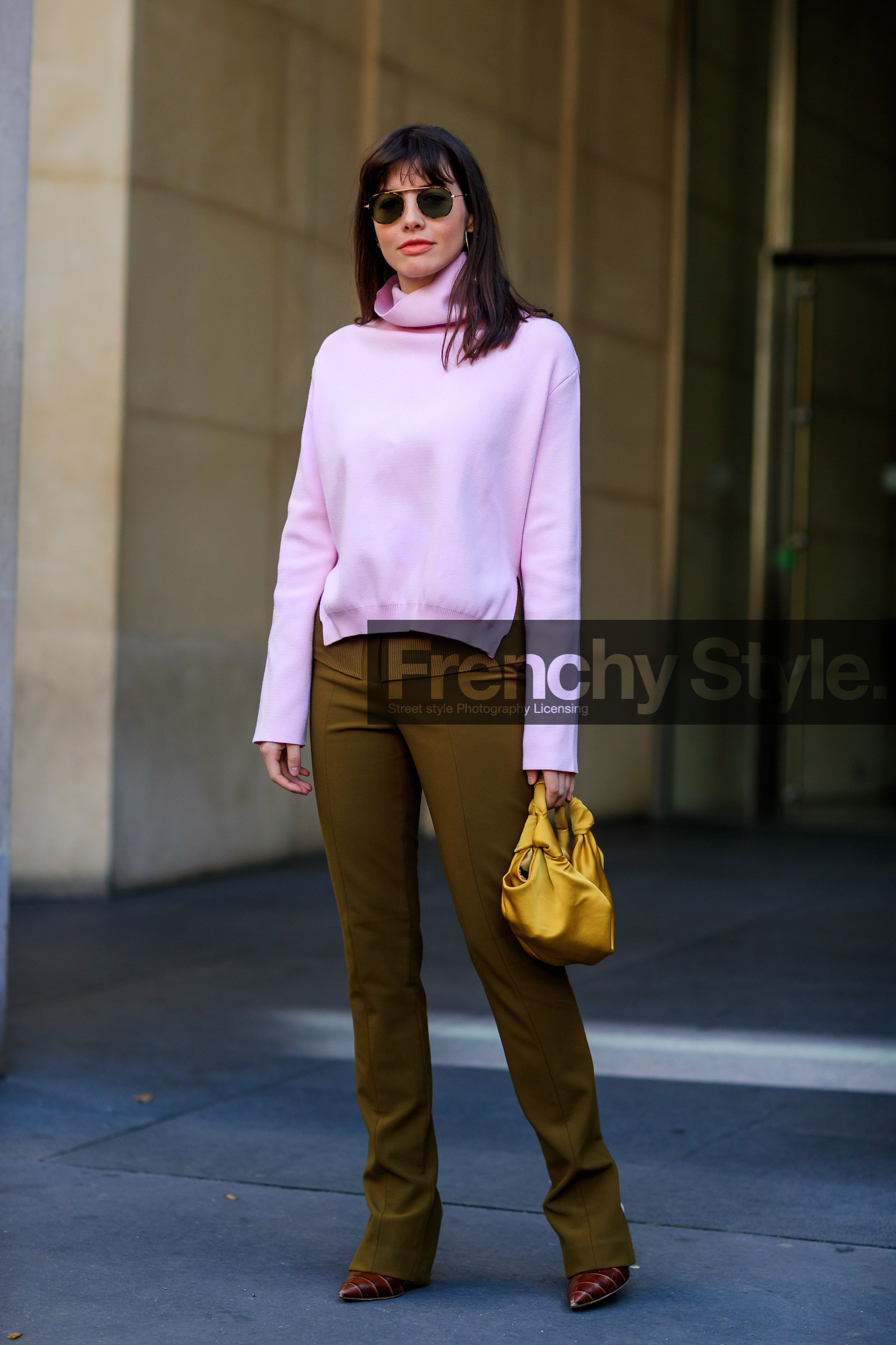 brown pants, brown shoes, fashion week, frenchystyle, full length, FW, jonathan paciullo, Kat Collings, leather bag, leather shoes, PARIS, PFW, pink sweater, SPRING SUMMER 2018, SS 18, street style, sunglasses, trousers, vertical, yellow bag