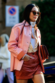 yoyo cao, light pink leather jacket, pink leather jacket, leather jacket, red leather shorts, camel leather shorts, mini shorts, light beige shirt, white pullover, turtleneck pullover, scale sunglasses, fashion week, frenchystyle, FW, jonathan paciullo, street style, MFW, MILAN, AUTUMN WINTER 2020-2021, FALL WINTER 2020-2021, FW 20-21, vertical, atmosphere details, detail