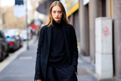 atmosphere details, AUTUMN WINTER 2017-2018, AW 17-18, black coat, black jacket, black pants, black sweater, detail, FALL WINTER 2017-2018, fashion week, frenchystyle, FW, FW 17-18, horizontal, jonathan paciullo, lia pavlova, long hair, MFW, MILAN, model, red lips, street style, tone on tone, total look black, turtleneck sweater