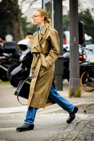 transparent glasses, classic trench, jeans, denim pants, black handbag, black boots, casual look, alexandra carl, street style, jonathan paciullo, FW, frenchystyle, fashion week, AUTUMN WINTER 2022-2023, FALL WINTER 2022_2023, FW 22-23, PFW, PARIS, full length, vertical, beige trench coat