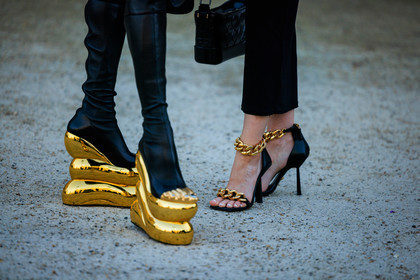 schiaparelli, golden boots, platform boots, highknee boots, leather boots, black boots, details, golden sandals, black heels, chain heels, golden chain sandals, details, fashion week, frenchystyle, FW, jonathan paciullo, street style, PARIS, PFW, SPRING SUMMER 2022, SS 22, atmosphere details, detail, horizontal