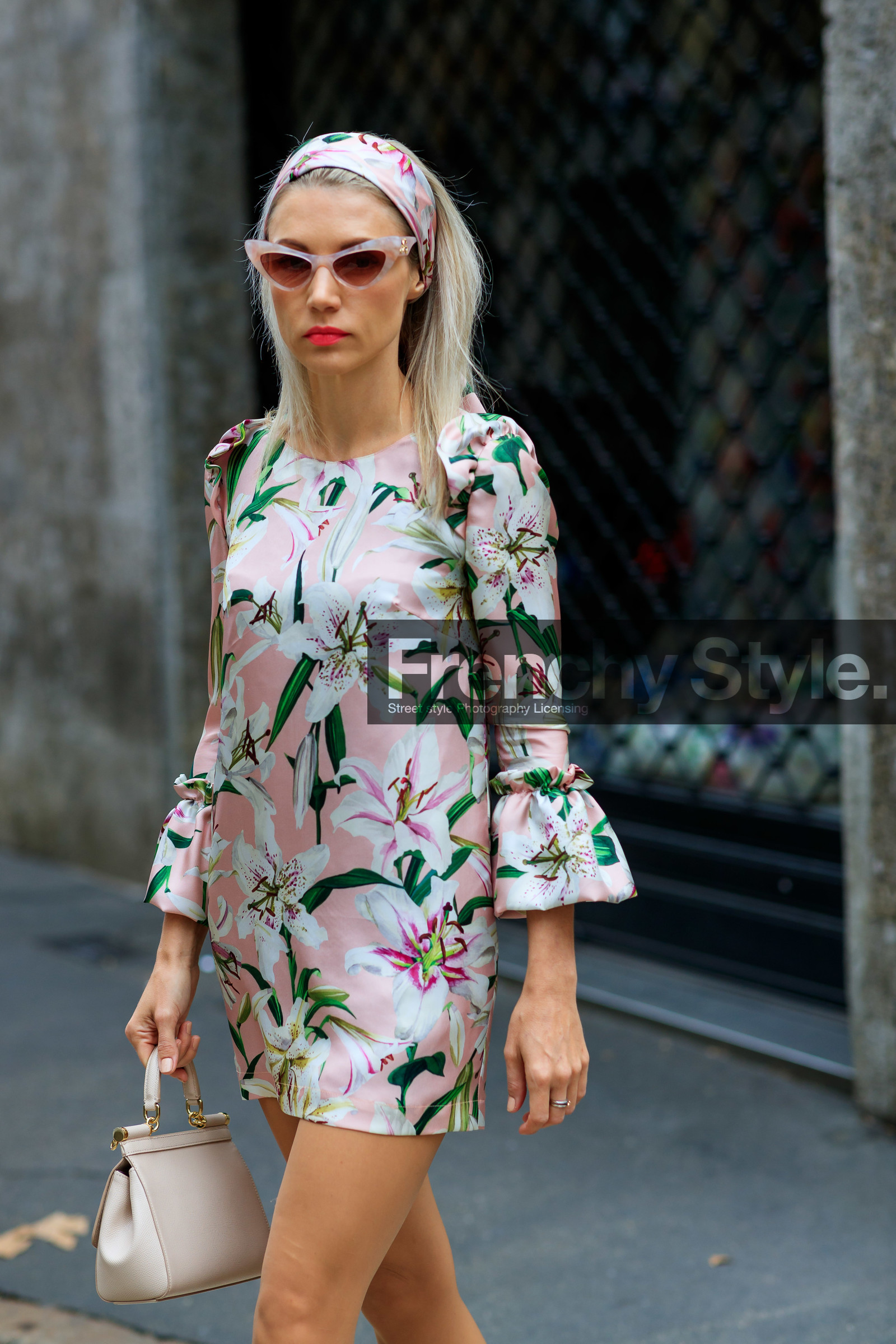 dolce and gabanna sunglasses, pink total look, pink sunglasses, pink scarf, pink dress, printed dress, printed scarf, floral printed dress, floral printed scarf, mid long sleeves dress, mini dress, butterfly sunglasses, silk dress, silk scarf, nude leather bag, hand bag, dolce and gabanna dress, dolce and gabanna scarf, dolce and gabanna look, dolce and gabanna bag, fashion week, frenchystyle, FW, jonathan paciullo, street style, vertical, detail, atmosphere details, MFW, MILAN, SPRING SUMMER 2020, SS 20