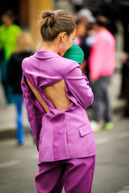 purple suit, open back blazer, back details, bow hair, green pouch, street style, jonathan paciullo, FW, frenchystyle, fashion week, AUTUMN WINTER 2022-2023, FALL WINTER 2022_2023, FW 22-23, PFW, PARIS, vertical, detail