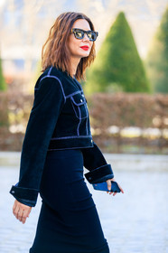 black jacket, black skirt, Christine Centenera, red lips, sunglasses, PARIS, PFW, street style, jonathan paciullo, FW, frenchystyle, fashion week, AUTUMN WINTER 2019-2020, AW 19-20, FALL WINTER 2019-2020, FW 19-20, vertical, atmosphere details, detail