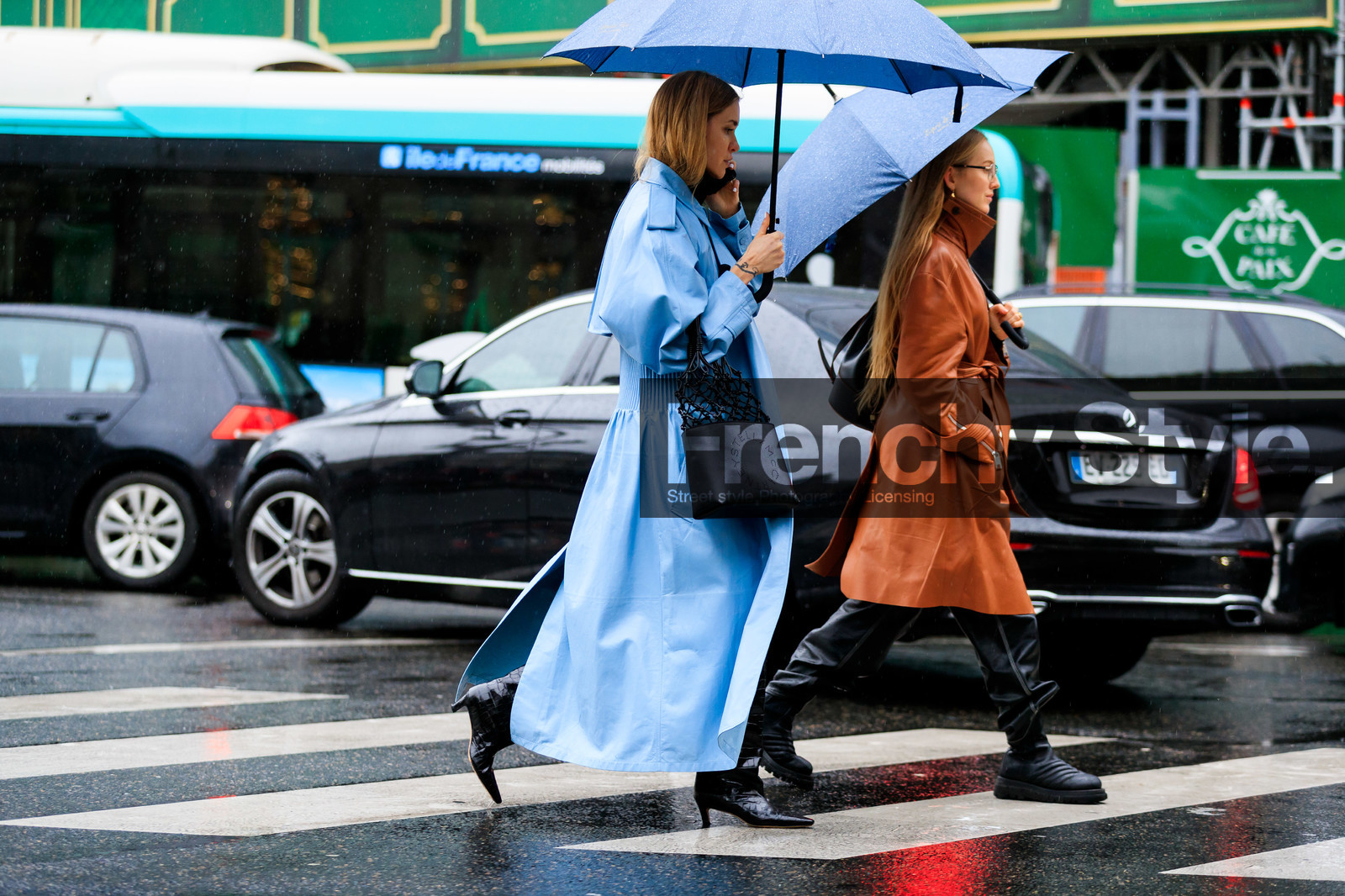 light blue leather jacket, long jacket, black leather bag, fishnet bag, plaited bag, hand bag, shopping bag, black leather boots, animal skin boots, high boots, stella mccartney bag, stella mccartney jacket, fashion week, frenchystyle, FW, jonathan paciullo, street style, PFW, PARIS, horizontal, atmosphere details, full length