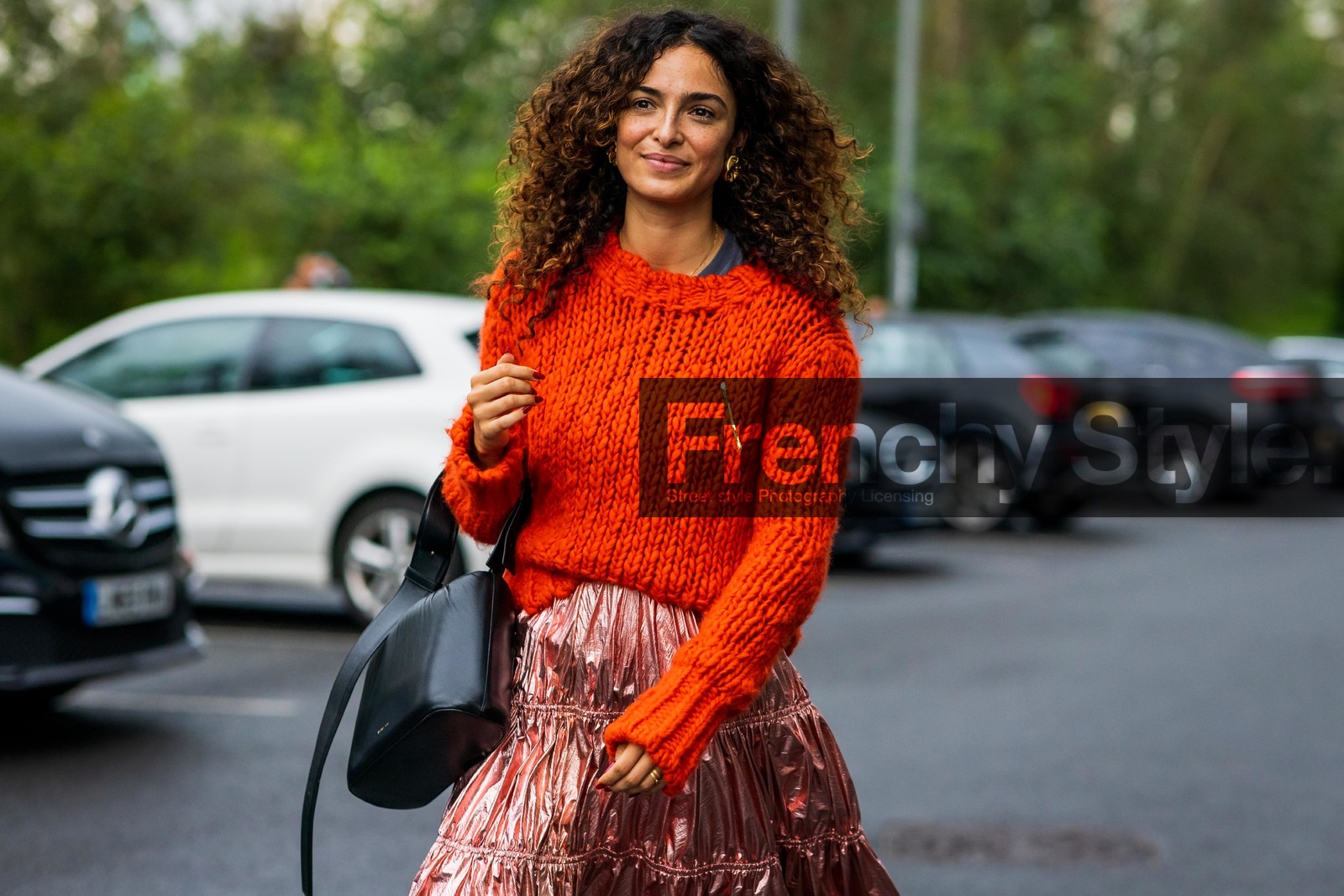 handbag, red, jumper, knits, knitted top, knitwear, black, midi skirt, metallic, pink, fashion week, frenchystyle, FW, jonathan paciullo, street style, SPRING SUMMER 2022, SS 22, LFW, LONDON, horizontal, atmosphere details, detail