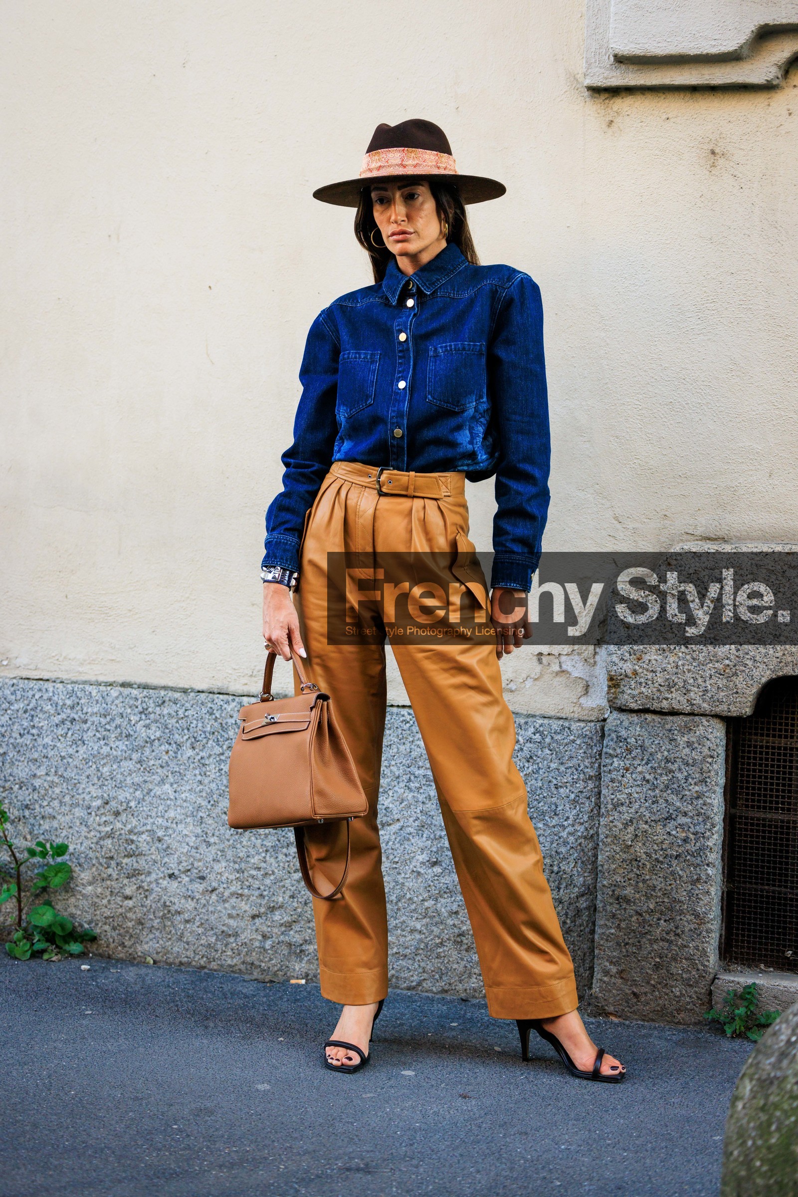 cowboy hat, denim shirt, buttoned shirt, highwaist pants, black leather pants, camel pants, leather belt, cowboy look, leather handbag, hermes handbag, studs, bracelet, golden loops, black sandals, street style, jonathan paciullo, FW, frenchystyle, fashion week, MFW, MILAN, FALL WINTER 2022_2023, AUTUMN WINTER 2022-2023, FW 22-23, vertical, full length