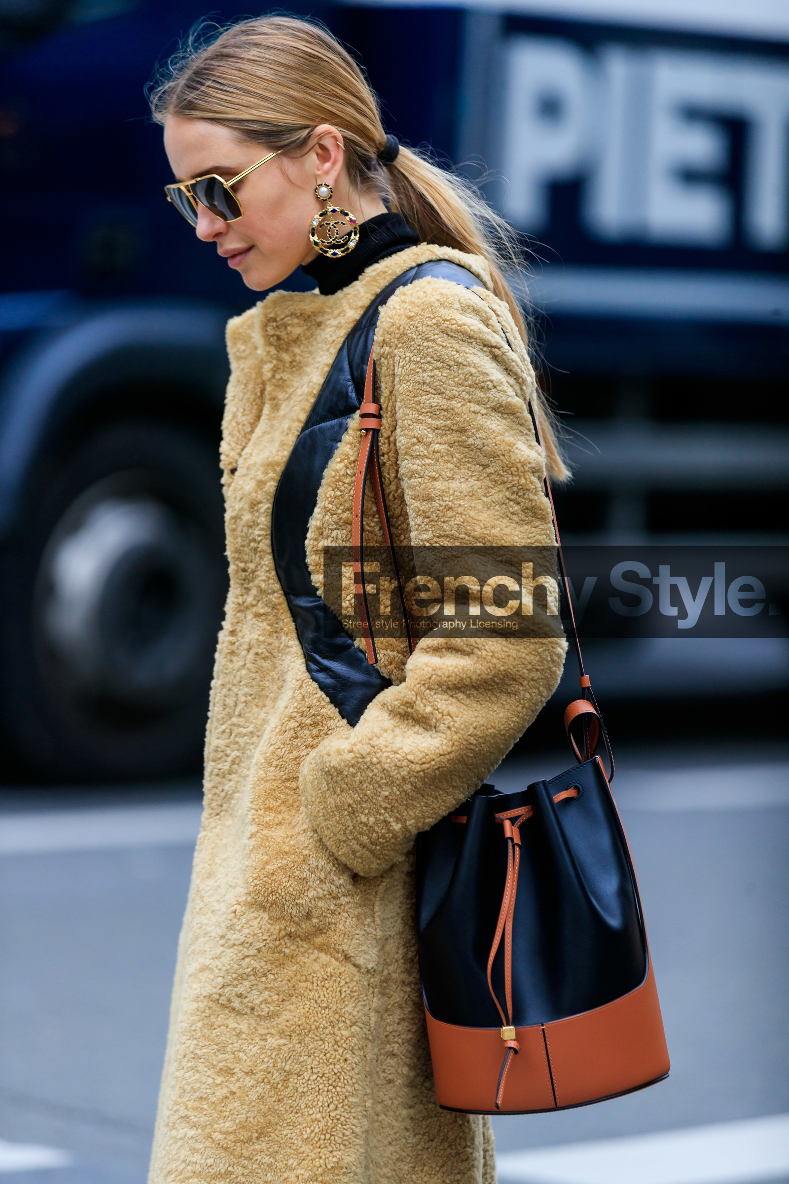 pernille teisbaek, beige coat, camel coat, fur coat, striped coat, black leather coat, black leather bag, camel leather bag, bucket bag, shoulder bag, loewe bag, aviator sunglasses, bottega veneta sunglasses, metalic frame sunglasses, golden earrings, stone earrings, round shape earrings, chanel earrings, multicolor earrings, pearl earrings, fashion week, frenchystyle, FW, jonathan paciullo, street style, PFW, PARIS, AUTUMN WINTER 2020-2021, FALL WINTER 2020-2021, FW 20-21, vertical, atmosphere details, detail