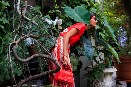 atmosphere details, detail, fashion week, frenchystyle, FW, giovanna battaglia, horizontal, jonathan paciullo, leather bag, metallic skirt, NEW YORK, NYFW, pleated skirt, printed skirt, red bag, red skirt, red t shirt, SPRING SUMMER 2018, SS 18, street style, striped skirt, sunglasses