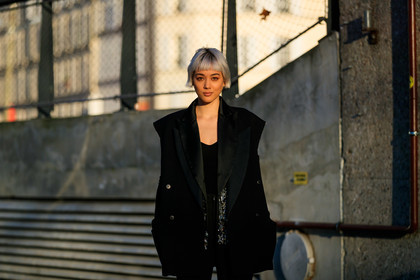 black coat, black jacket, black pants, black suit, dyed hair, kim jones, tone on tone, total look black, trousers, PARIS, PFW, street style, jonathan paciullo, FW, frenchystyle, fashion week, AUTUMN WINTER 2019-2020, AW 19-20, FALL WINTER 2019-2020, FW 19-20, horizontal, atmosphere details, detail