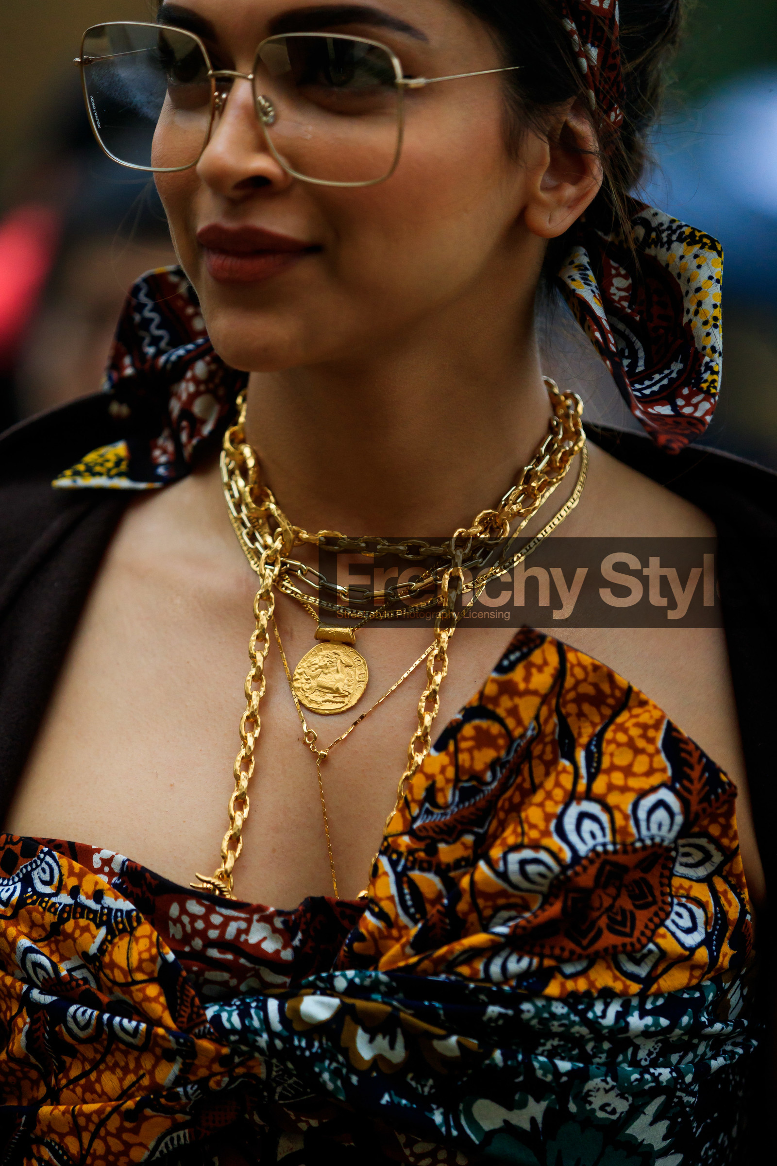 dior dress, wax printed dress, multicolor dress, strapless dress, knoted dress, close up detail, square shape glasses, metalic frame sunglasses, smoked sunglasses, multi necklace, golden necklace, big chain necklace, long necklace, headband, hair details, hair scarf, fashion week, frenchystyle, FW, jonathan paciullo, street style, SPRING SUMMER 2020, SS 20, PFW, PARIS, vertical, atmosphere details, detail
