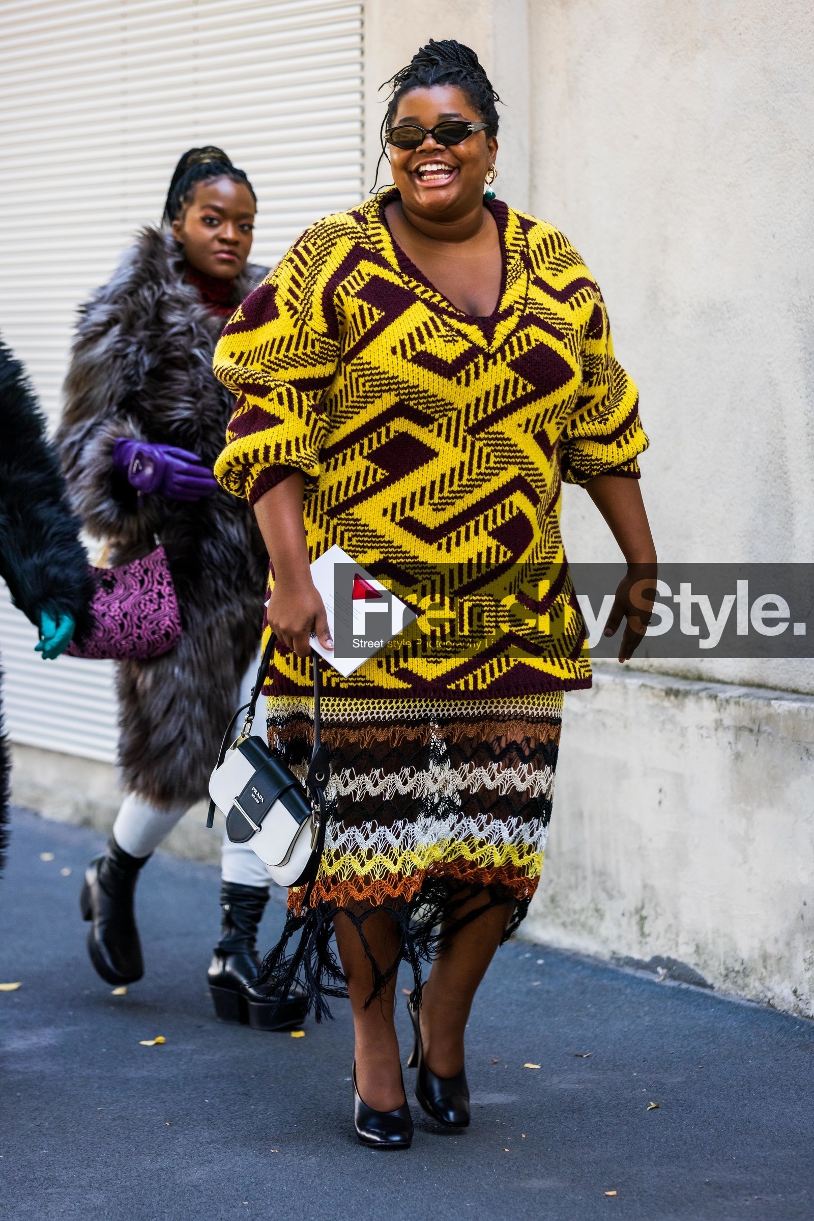 bicolor, bicolor bag, black heels, color, colored skirt, fringes skirt, Gabriella Karefa-Johnson, knitted skirt, knitwear, leather bag, leather heels, prada bag, print, printed knit, skirt, yellow knit, fashion week, frenchystyle, FW, jonathan paciullo, street style, SPRING SUMMER 2022, SS 22, MFW, MILAN, vertical, full length