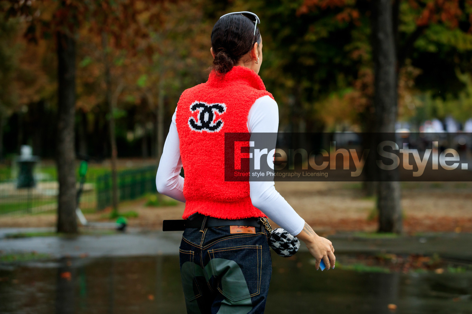 hera pradel, red jacket, chanel jacket, chanel earrings, chanel bracelet, blue jeans, denim, back details, white top, fur jacket, sleeveless jacket, PARIS, PFW, SPRING SUMMER 2020, SS 20, fashion week, frenchystyle, FW, jonathan paciullo, street style, horizontal, atmosphere details, detail