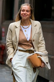 chloe king, light beige jacket, beige cardigan, white t-shirt, white skirt, belted skirt, camel leather bag, beige leather bag, shoulder bag, white leather bag, multi necklace, big chain necklace, long necklace, pearl necklace, charms necklace, fashion week, frenchystyle, FW, jonathan paciullo, street style, AUTUMN WINTER 2020-2021, FALL WINTER 2020-2021, FW 20-21, vertical, atmosphere details, detail, NYFW, NEW YORK