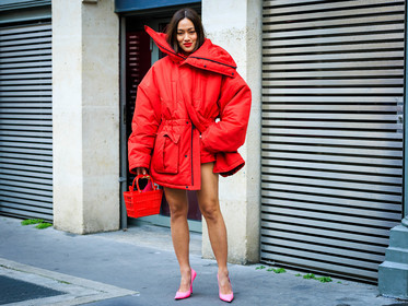 red jacket, wintet coat, puffed jacket, red lips, basket bag, red handbag, pink heels, valentino, Tiffany Hsu, street style, jonathan paciullo, FW, frenchystyle, fashion week, AUTUMN WINTER 2022-2023, FALL WINTER 2022_2023, FW 22-23, PARIS, PFW, horizontal, atmosphere details, full length