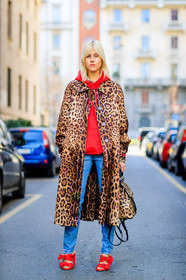 animal print, AUTUMN WINTER 2017-2018, AW 17-18, blue denim, brown bag, denim pants, FALL WINTER 2017-2018, fashion week, frenchystyle, full length, FW, FW 17-18, graphic coat, graphic jacket, hoodie, jeans, jonathan paciullo, leather backpack, leather bag, leather shoes, leopard print, linda tol, MFW, MILAN, printed bag, printed coat, printed jacket, red shoes, red sweater, street style, trousers, vertical