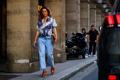 animal print, blue denim, brown shoes, clogs, denim pants, floral, graphic bag, high heels, jeans, leather bag, leather shoes, leopard, printed bag, printed shirt, sunglasses, trousers, white shirt, fashion week, frenchystyle, FW, jonathan paciullo, street style, PFW, PARIS, atmosphere details, horizontal, full length, AUTUMN WINTER 2018-2019, FALL WINTER 2018-2019, FW 18-19