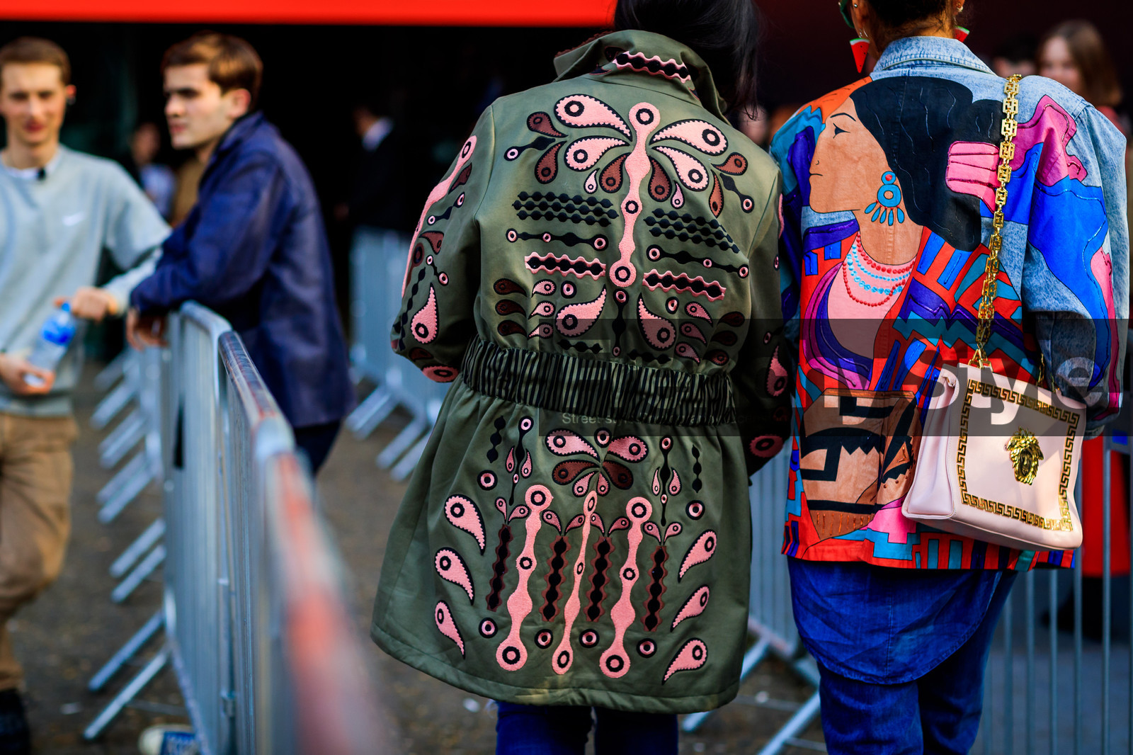 atmosphere details, AUTUMN WINTER 2017-2018, AW 17-18, back detail, blue denim, denim jacket, denim pants, detail, drawings, embroidered jacket, embroideries, FALL WINTER 2017-2018, fashion week, frenchystyle, FW, FW 17-18, green jacket, horizontal, jeans, jonathan paciullo, leather bag, LFW, LONDON, street style, trousers, versace, white bag