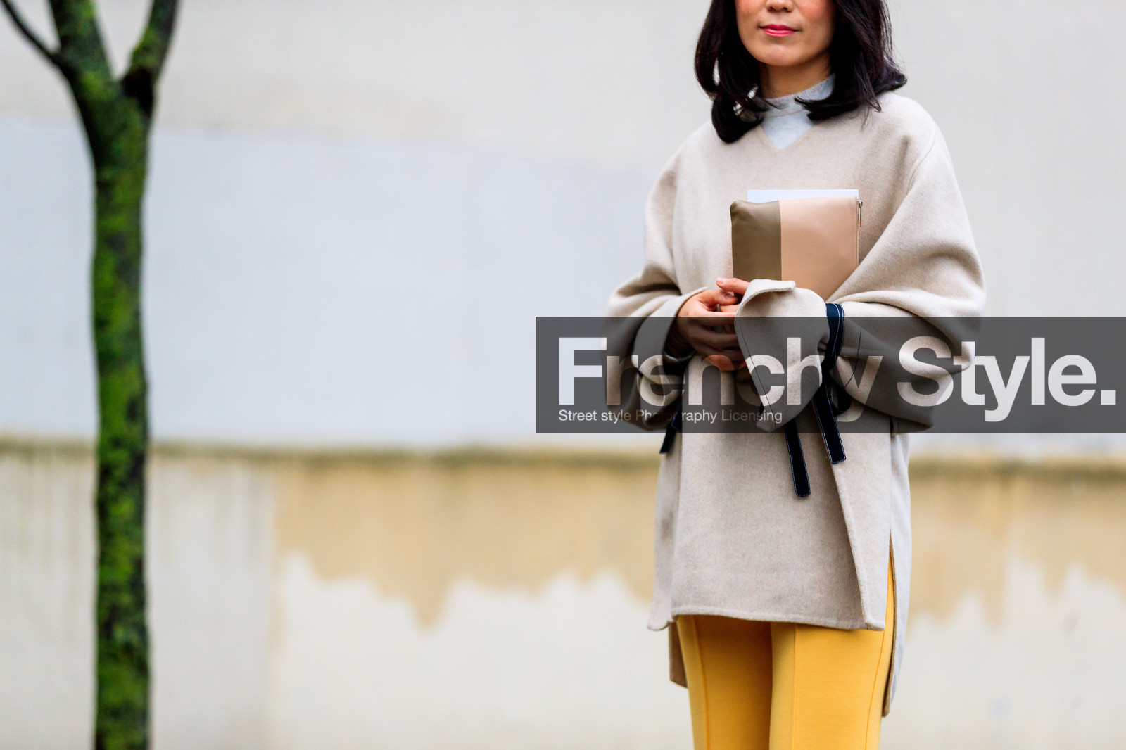 atmosphere details, AUTUMN WINTER 2017-2018, AW 17-18, beige sweater, detail, FALL WINTER 2017-2018, fashion week, frenchystyle, FW, FW 17-18, horizontal, jonathan paciullo, leather bag, PARIS, PFW, street style, trousers, yellow pants