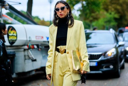 black and white sunglasses, butterfly sunglasses, checked sunglasses, black top, turtleneck top, light yellow jacket, light yellow pants, light yellow suit, satin jacket, satin pants, satin suits, black leather belt, golden buckle belt, strassed earrings, pearl earrings, dangling earrings, fashion week, frenchystyle, FW, jonathan paciullo, street style, SPRING SUMMER 2020, SS 20, PFW, PARIS, horizontal, atmosphere details, detail