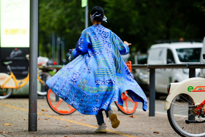 back details, blue kimono, blue jacket, blue coat, patchwork coat, patchwork jacket, patchwork kimono, long jacket, long coat, long kimono, floral printed jacket, floral printed coat, floral printed kimono, street style, jonathan paciullo, FW, frenchystyle, fashion week, MFW, MILAN, SPRING SUMMER 2021, SS 21, horizontal, atmosphere details, full length