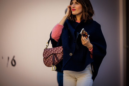red lips, pink jumper, blue cape, white pants, saddle bag, dior bag, burgundy bag, monogram bag, classic style, fashion week, frenchystyle, FW, jonathan paciullo, street style, PARIS, PFW, SPRING SUMMER 2022, SS 22, atmosphere details, detail, horizontal, jeanne damas