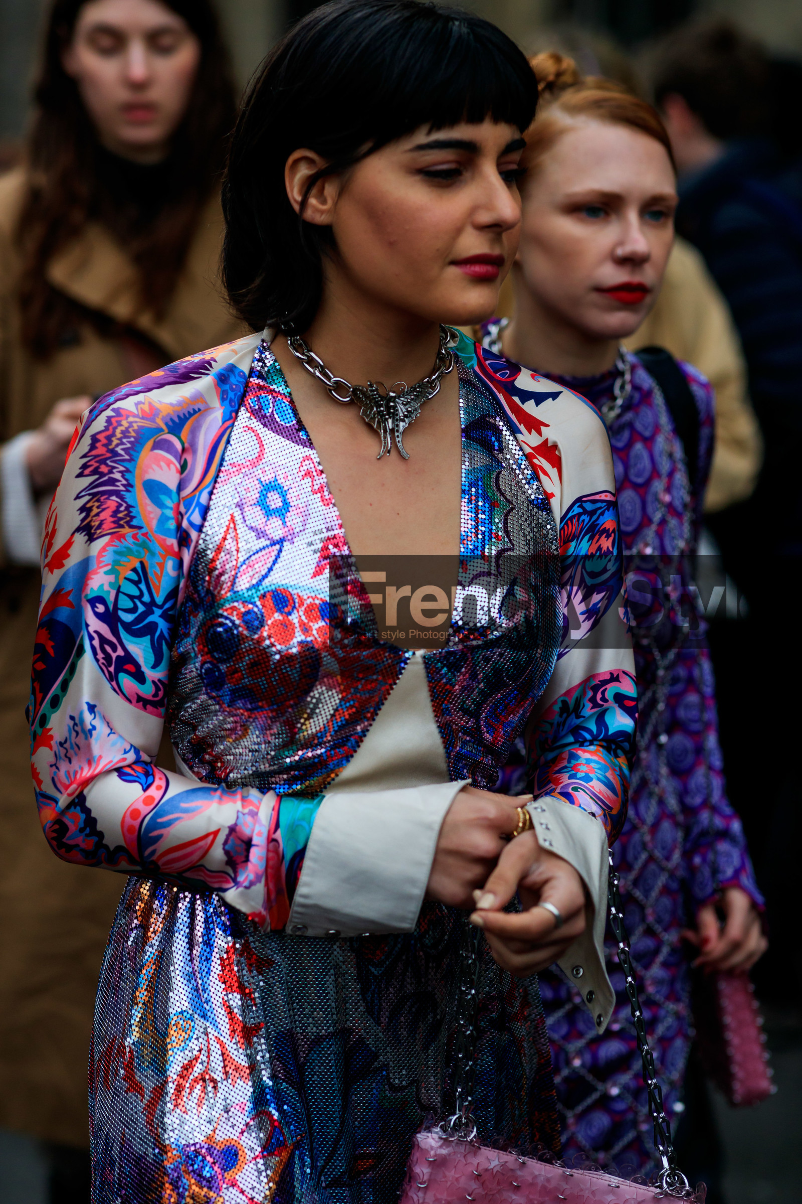 maria bernad, low necked dress, metalic dress, silk dress, long sleeves dress, pink dress, white dress, multicolor dress, floral printed dress, silvered necklace, big chain necklace, animal shape necklace, fashion week, frenchystyle, FW, jonathan paciullo, street style, PFW, PARIS, AUTUMN WINTER 2020-2021, FALL WINTER 2020-2021, FW 20-21, vertical, atmosphere details, detail