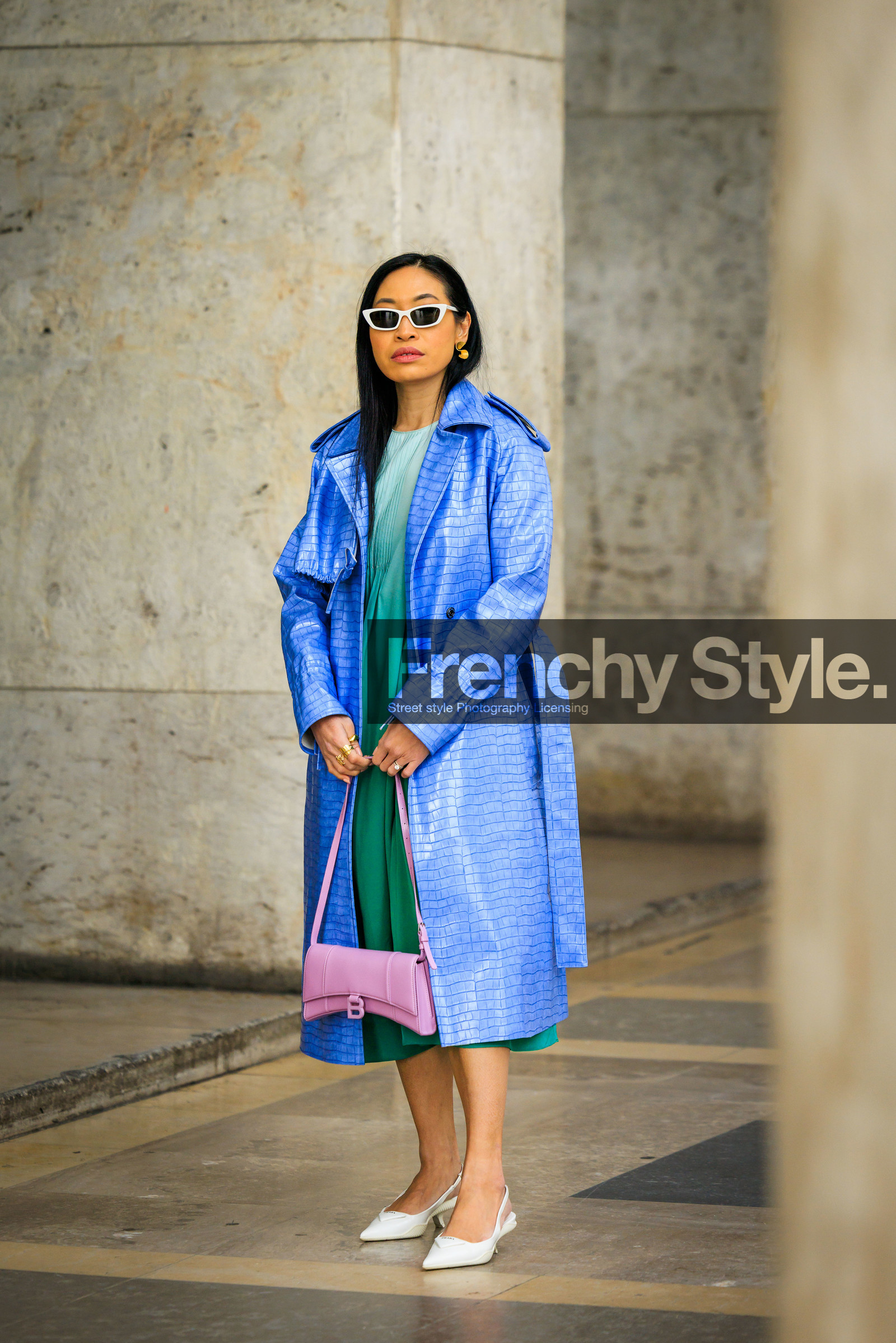 blue coat, leather coat, croco coat, white sunglasses, pink handbag, hourglass bag, balenciaga bag, white slingback, white shoes, fashion week, frenchystyle, FW, jonathan paciullo, street style, AUTUMN WINTER 2022-2023, FALL WINTER 2022_2023, FW 22-23, PFW, PARIS, vertical, full length