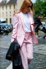 white t-shirt, pink jacket, pink pants, pink suits, light pink jacket, light pink pants, light pink suits, aviator sunglasses, scale sunglasses, long necklace, golden necklace, fashion week, frenchystyle, FW, jonathan paciullo, street style, PFW, PARIS, SPRING SUMMER 2022, SS 22, vertical, atmosphere details, detail