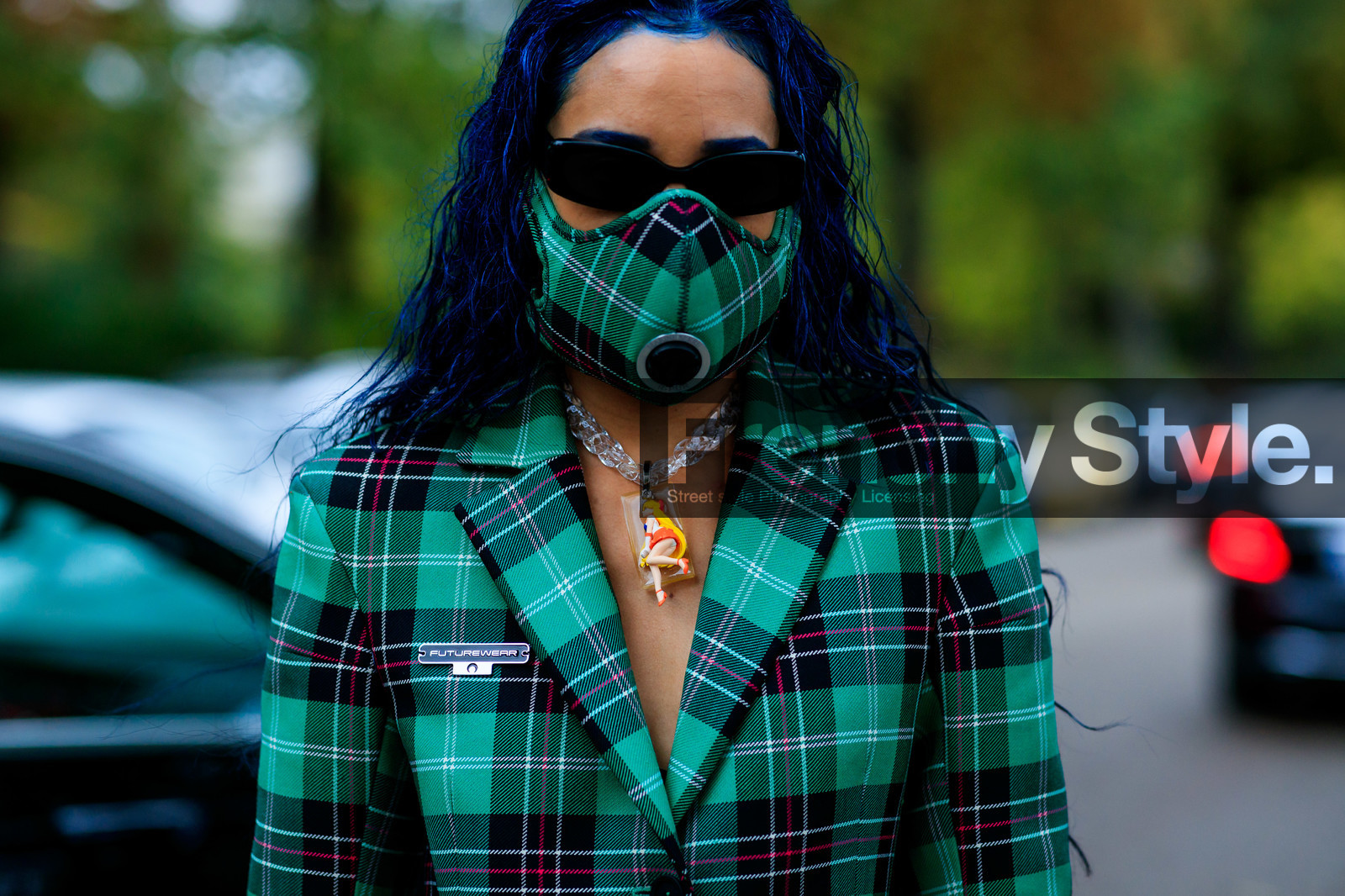 aleali may, blue hair, dyed hair, square shape glasses, futurist shape sunglasses, green coat, checked coat, plaid jacket, green mask, checked mask, marine serre look, marine serre coat, marine serre mask, plastic necklace, fashion week, frenchystyle, FW, jonathan paciullo, street style, SPRING SUMMER 2020, SS 20, PFW, PARIS, horizontal, atmosphere details, detail