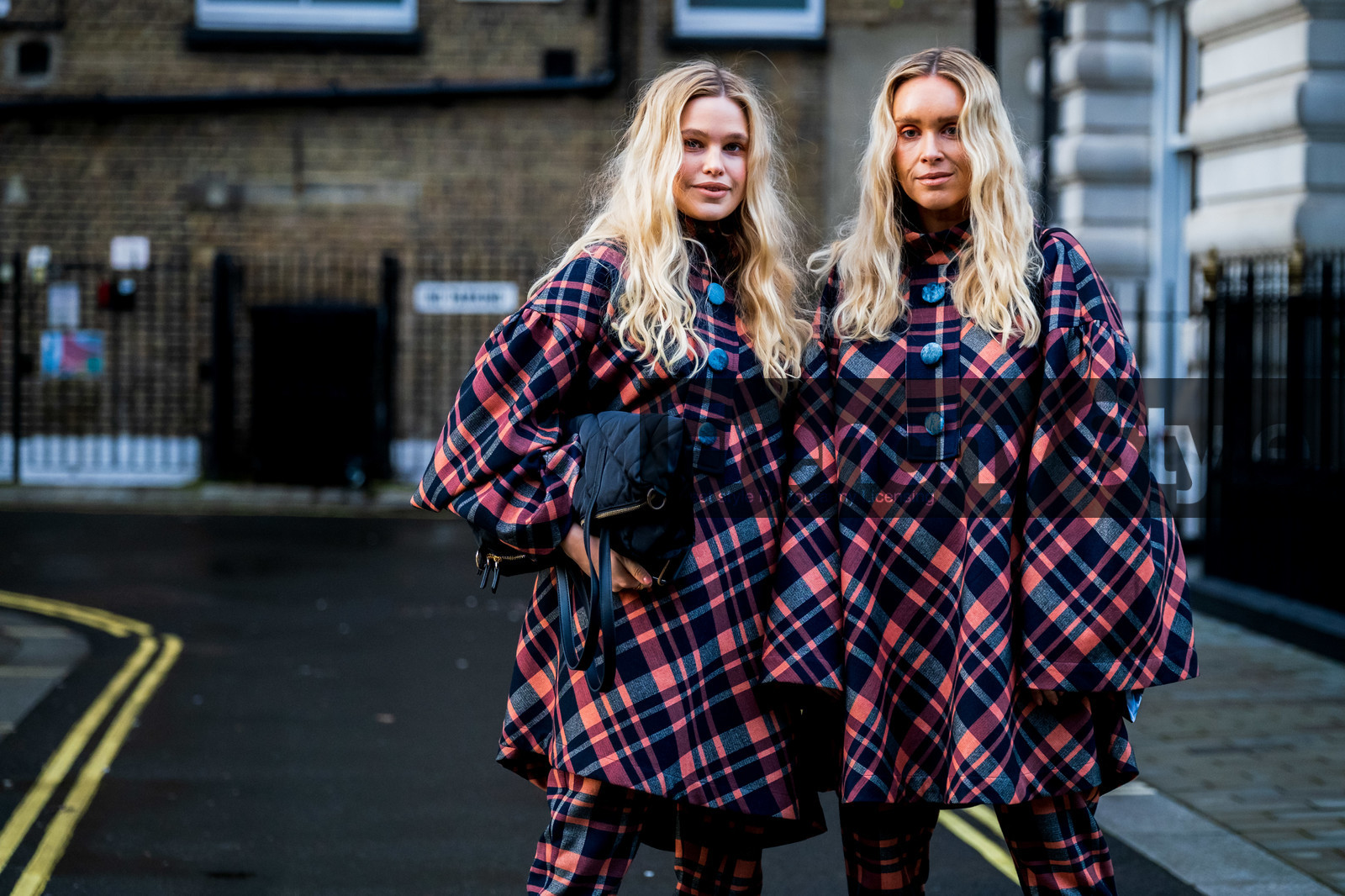 checked cape, checked pants, pink cape, pink pants, plaid pants, plaid cape, quilted bag, fashion week, frenchystyle, FW, jonathan paciullo, street style, LFW, LONDON, AUTUMN WINTER 2020-2021, FALL WINTER 2020-2021, FW 20-21, horizontal, atmosphere details, detail