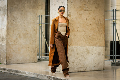 big sunglasses, beige corset, corset top, camel trench, denim trench coat, stud earrings, brown trousers, baggy pants, transparent shoes, earthy colors, alexandra guerain, fashion week, frenchystyle, FW, jonathan paciullo, street style, AUTUMN WINTER 2022-2023, FALL WINTER 2022_2023, FW 22-23, PFW, PARIS, horizontal, atmosphere details, full length
