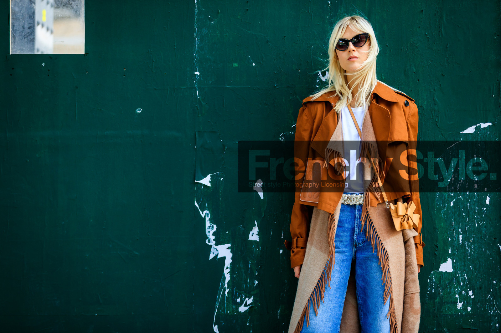 atmosphere details, beige bag, blue denim, brown jacket, chanel, denim pants, detail, fashion week, frenchystyle, FW, horizontal, jeans, jonathan paciullo, leather bag, linda tol, loewe, NEW YORK, NYFW, poncho, SPRING SUMMER 2018, SS 18, street style, trousers, white belt, white t shirt