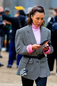 light pink top, turtleneck top, oversize jacket, black jacket, black pants, white jacket, checked jacket, houndstooth printed jacket, belted jacket, black leather belt, plaited belt, mini bag, belt bag, plaited bag, black leather bag, white leather bag, fashion week, frenchystyle, FW, jonathan paciullo, street style, SPRING SUMMER 2020, SS 20, PFW, PARIS, vertical, atmosphere details, detail