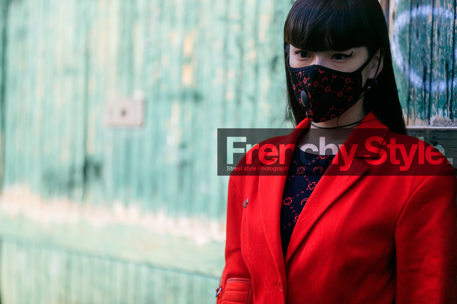 kozue akimoto, red jacket, red top, red mask, black top, black mask, bicolor top, bicolor mask, monogrammed top, monogrammed mask, marine serre jacket, marine serre look, marine serre mask, marine serre bag, marine serre top, long jacket, fashion week, frenchystyle, FW, jonathan paciullo, street style, PFW, PARIS, AUTUMN WINTER 2020-2021, FALL WINTER 2020-2021, FW 20-21, horizontal, detail, atmosphere details