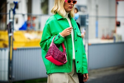 pink sunglasses, blond hair, loewe bag, logo bag, small baf, green jacket, white jumper, street style, jonathan paciullo, FW, frenchystyle, fashion week, AUTUMN WINTER 2022-2023, FALL WINTER 2022_2023, FW 22-23, PFW, PARIS, horizontal, atmosphere details, detail
