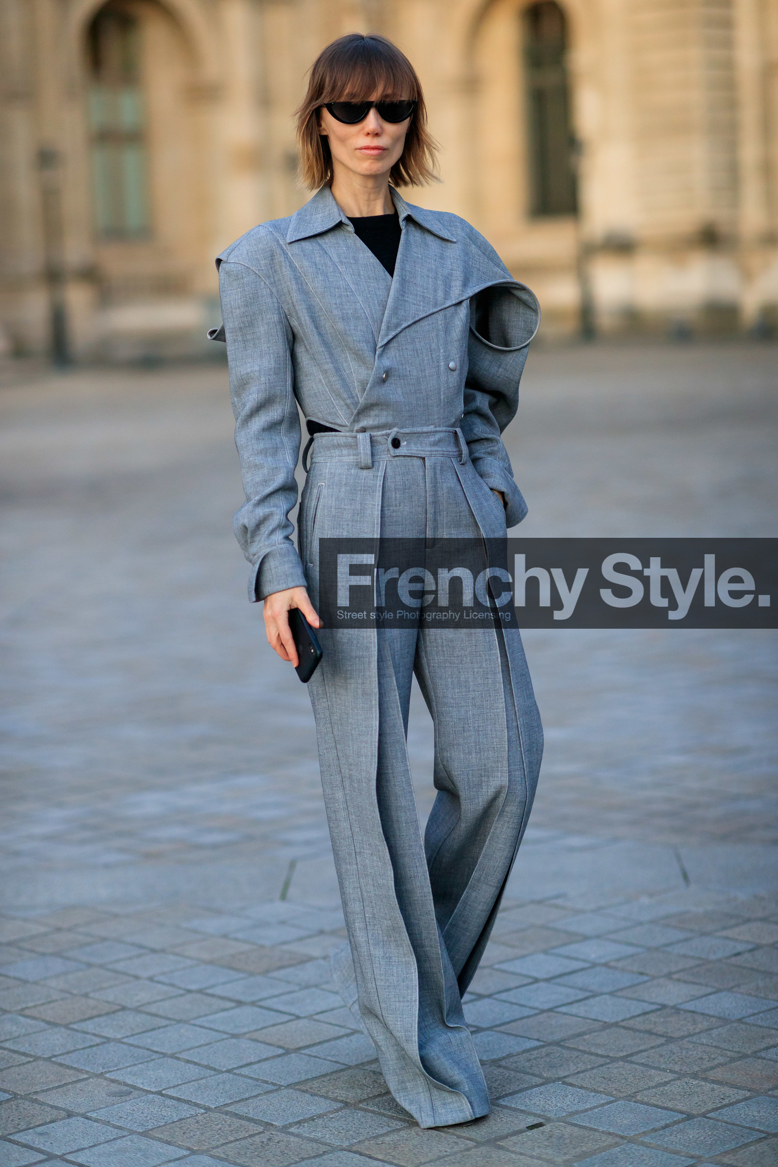 anya ziourova, grey jacket, grey pants, cropped jacket, high waist pants, loose pants, black sunglasses, eyecat sunglasses, asymetrical jacket, fashion week, frenchystyle, FW, jonathan paciullo, street style, PFW, PARIS, vertical, full length