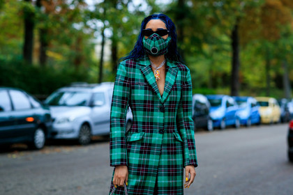 aleali may, blue hair, dyed hair, square shape glasses, futurist shape sunglasses, green coat, checked coat, plaid jacket, green mask, checked mask, marine serre look, marine serre coat, marine serre mask, plastic necklace, fashion week, frenchystyle, FW, jonathan paciullo, street style, SPRING SUMMER 2020, SS 20, PFW, PARIS, horizontal, atmosphere details, detail
